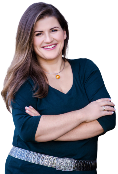 Joanna Gering lächelt mit verschränkten Armen